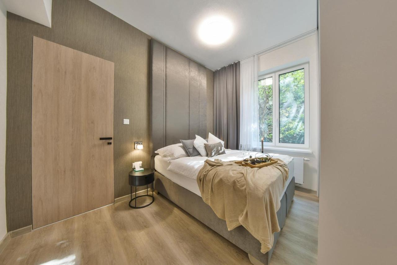 Chalupku - Luxurious Apartment 70M2 In Direct Centrum With Parking Included, Air-Conditioned, Balcony, Quiet Sleep, Best In Town Banská Bystrica Eksteriør bilde