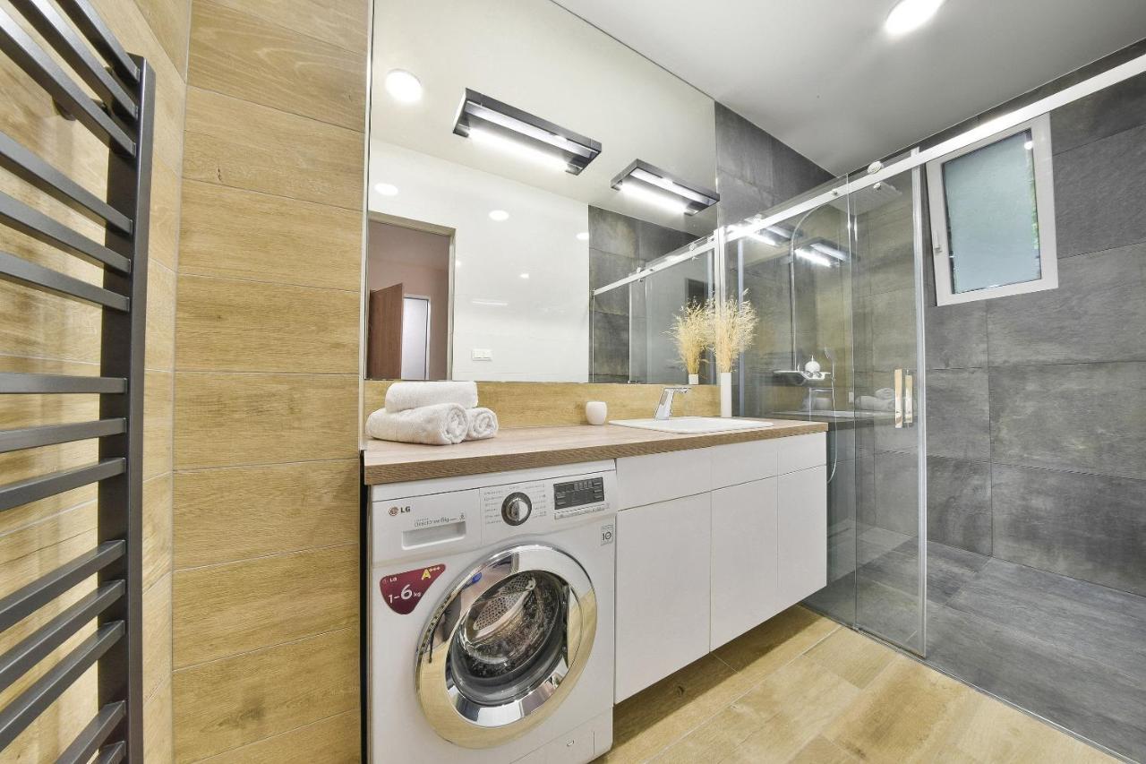 Chalupku - Luxurious Apartment 70M2 In Direct Centrum With Parking Included, Air-Conditioned, Balcony, Quiet Sleep, Best In Town Banská Bystrica Eksteriør bilde