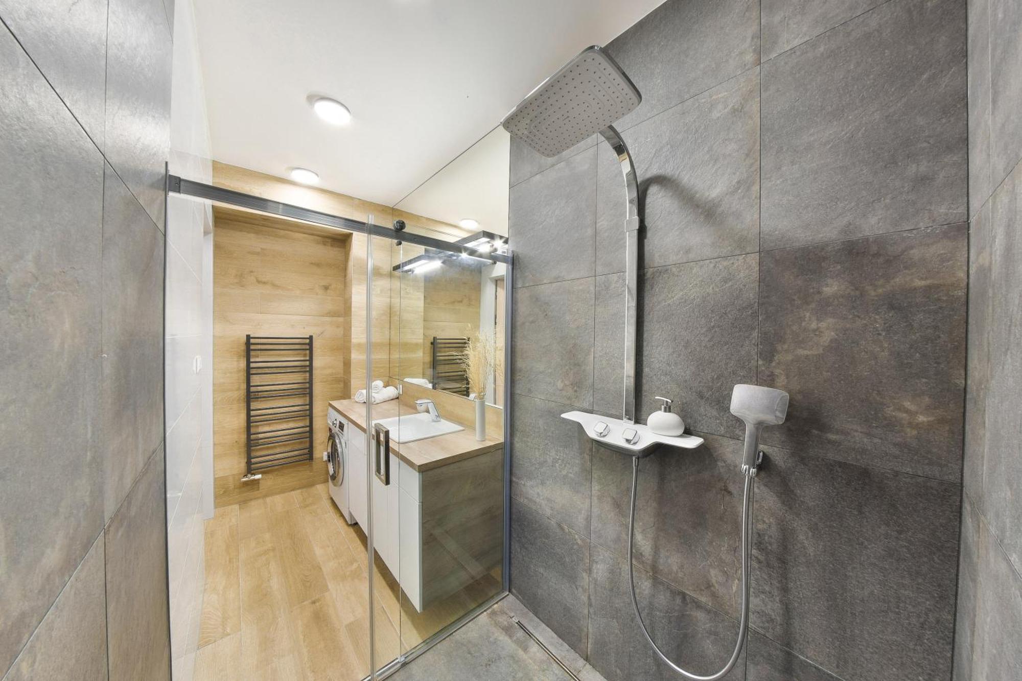 Chalupku - Luxurious Apartment 70M2 In Direct Centrum With Parking Included, Air-Conditioned, Balcony, Quiet Sleep, Best In Town Banská Bystrica Eksteriør bilde