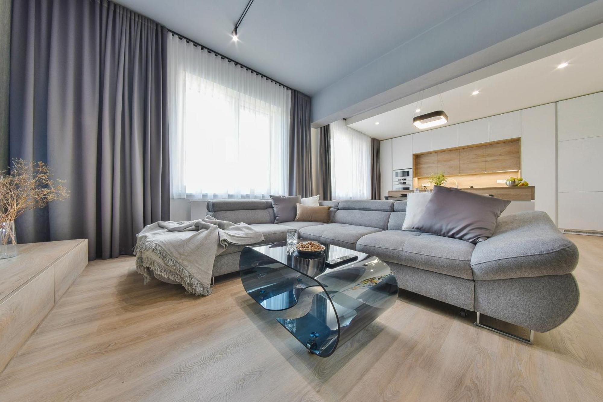 Chalupku - Luxurious Apartment 70M2 In Direct Centrum With Parking Included, Air-Conditioned, Balcony, Quiet Sleep, Best In Town Banská Bystrica Eksteriør bilde