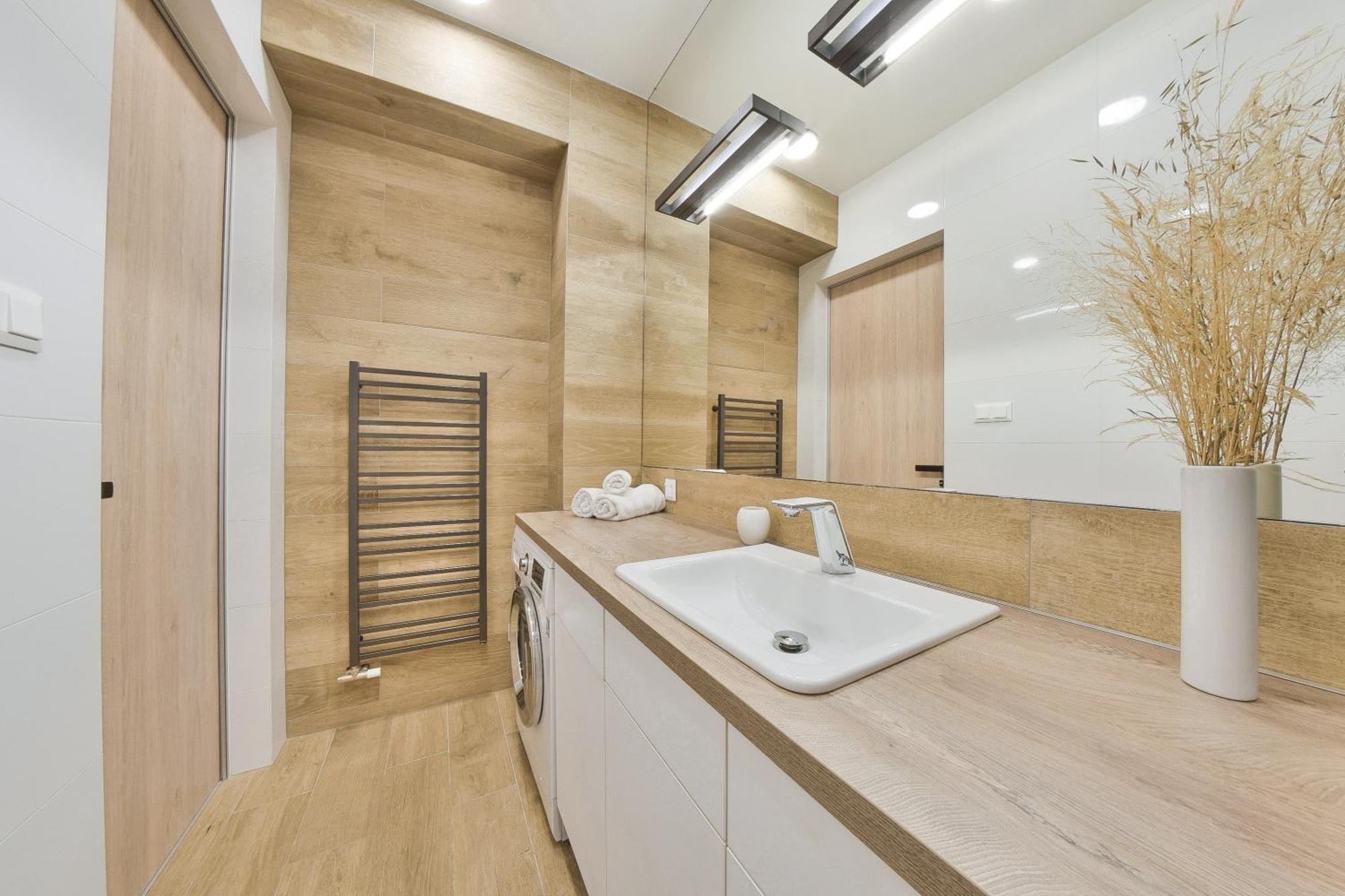 Chalupku - Luxurious Apartment 70M2 In Direct Centrum With Parking Included, Air-Conditioned, Balcony, Quiet Sleep, Best In Town Banská Bystrica Eksteriør bilde