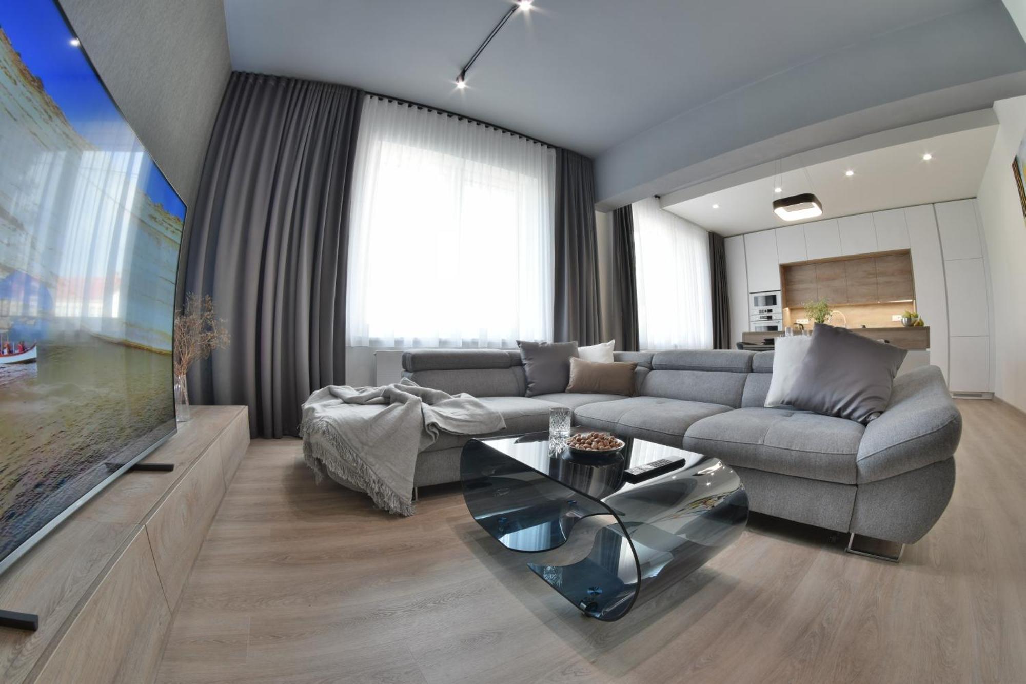 Chalupku - Luxurious Apartment 70M2 In Direct Centrum With Parking Included, Air-Conditioned, Balcony, Quiet Sleep, Best In Town Banská Bystrica Eksteriør bilde