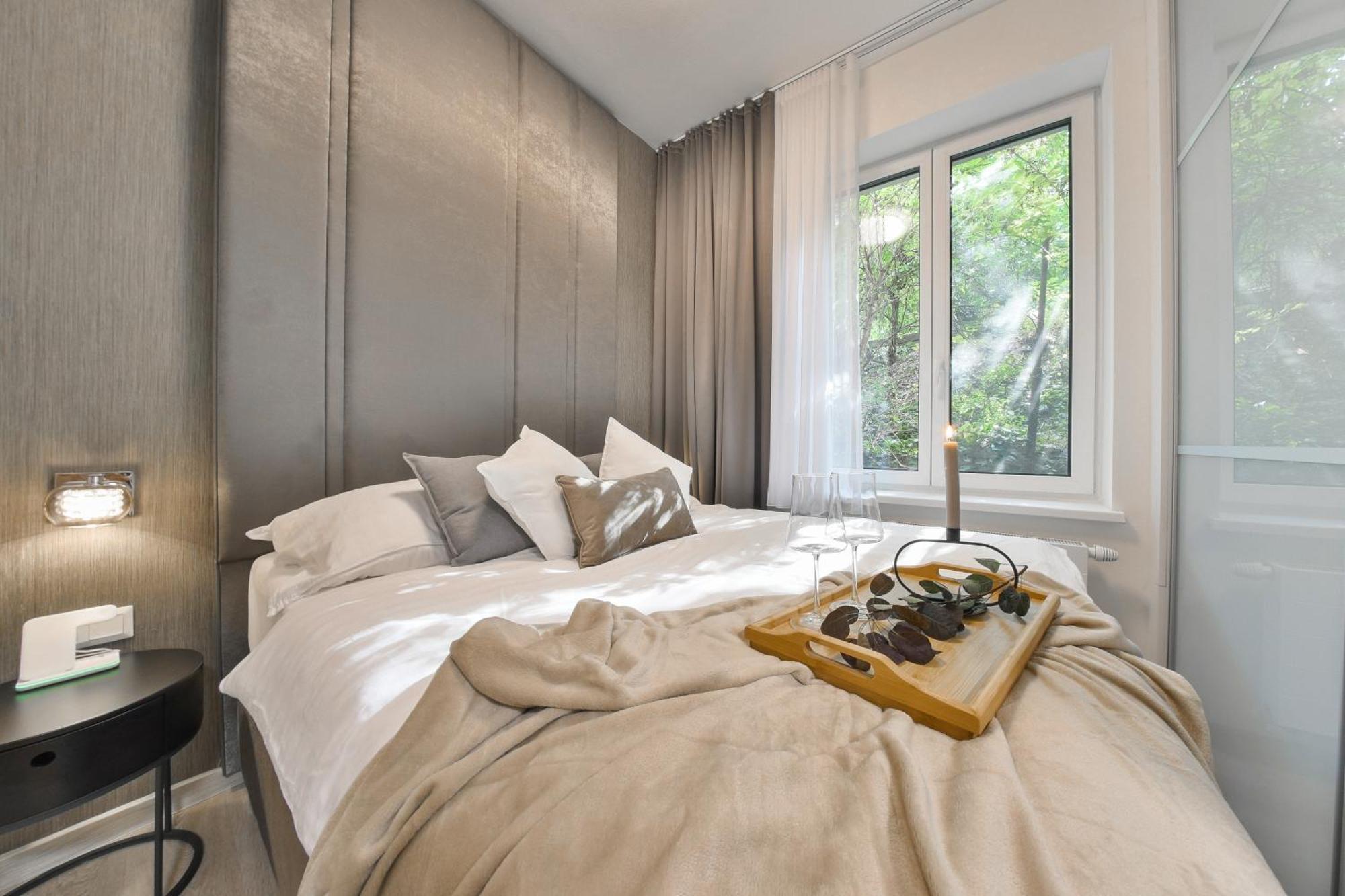 Chalupku - Luxurious Apartment 70M2 In Direct Centrum With Parking Included, Air-Conditioned, Balcony, Quiet Sleep, Best In Town Banská Bystrica Eksteriør bilde
