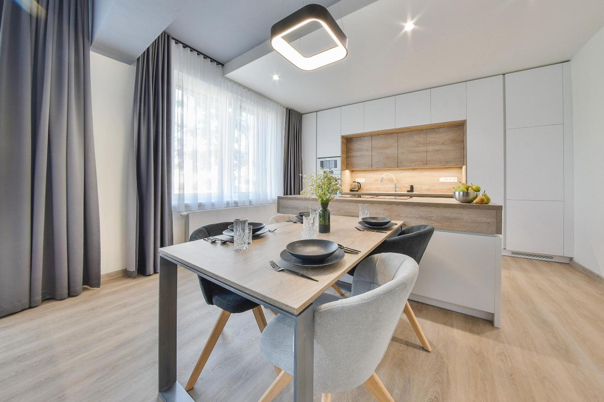 Chalupku - Luxurious Apartment 70M2 In Direct Centrum With Parking Included, Air-Conditioned, Balcony, Quiet Sleep, Best In Town Banská Bystrica Eksteriør bilde