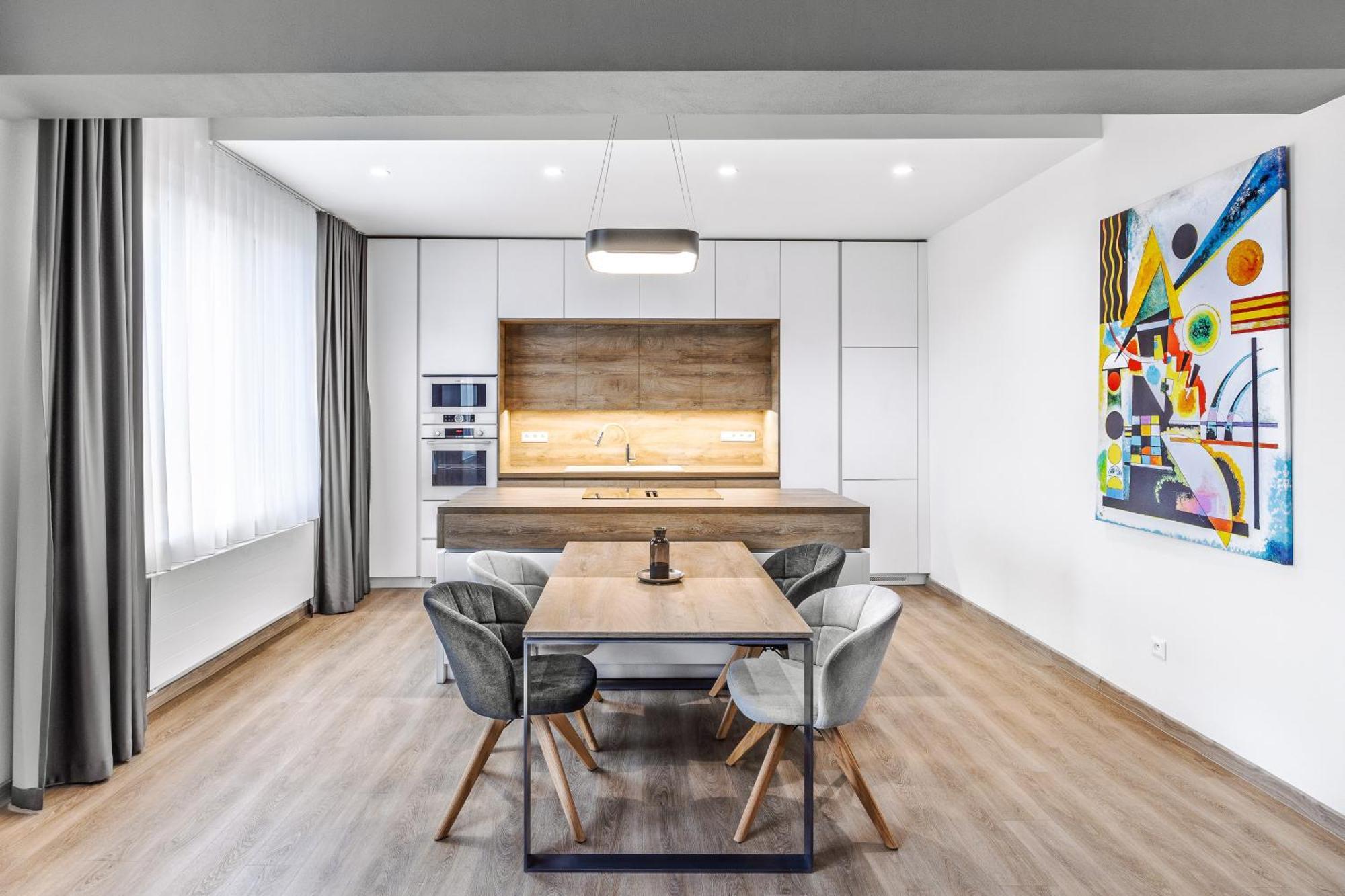 Chalupku - Luxurious Apartment 70M2 In Direct Centrum With Parking Included, Air-Conditioned, Balcony, Quiet Sleep, Best In Town Banská Bystrica Eksteriør bilde